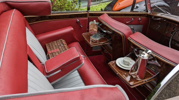 По същия начин е допълнено оборудването, което влючва пълен сервиз за хранене от сребро, кутии за сандвичи, манерки, четки за коса, кутийка за сапун и процеланов чаен сервиз. Предвидено е и тайно заключващо се отделение за бижутата на махараджата. 
По-късно колата е продадена на друг махараджа - този на Бхаратпур, и е возила херцога на Единбърг и принца на Уелс при техните визити. Този Silver Wraith спечели специалната награда на журито за старателна реставрация. 
