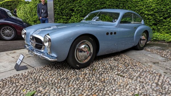 Този автомобил, познат и като La Serenissima, е плод на разностранния талант на един удивителен човек - Джовани Лурани Чернуши, граф ди Калвенцано. Трудно е да се опише с няколко думи какъв точно е бил Лурани: автомобилен състезател (три пъти печелил своя клас в Mille Miglia и веднъж - в Льо Ман), конструктор (създал няколко машини за скоростни рекорди с двигатели от Moto Guzzi), журналист (основател и главен редактор на уважаваното Auto Italiana), писател и лауреат на литературни награди, ръководител във FIA (и основател на GT шампионатите). 
