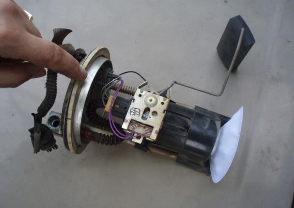 Най-често загубата на динамика се дължи на горивната помпа. След няколко години работа нейният ресурс се изчерпва и подаването на гориво в системата рязко спада. Стига се до проблеми в образуването на въздушно-горивната смес, като горивото се оказва обеднено и от това спада количеството на отделяната енергия.