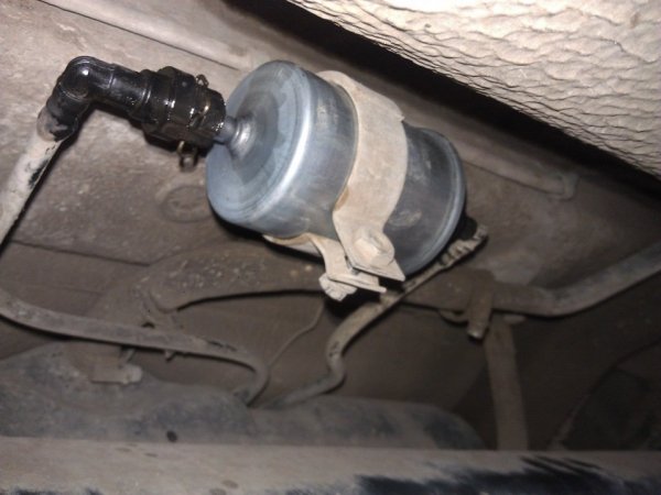 Същото се случва и при задръстен горивен филтър, заради който в крайна сметка бензинът трудно попада в двигателя и мощността спада. Въздушният филтър също оказва сериозно влияние, тъй като от него зависи постъплението на въздуха. Ако той е задръстен циркулацията на въздуха намалява наполовина и вече няма как да става дума за правилно подготвяне на горивната смес.