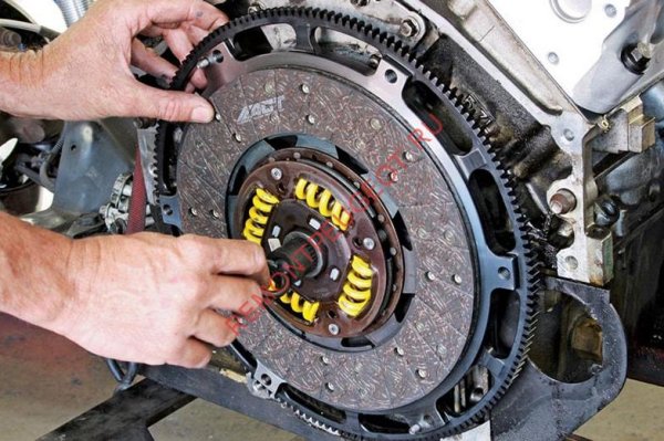 Неизправностите в трансмисията - както механична, така и автоматична, също водят до загуба на мощност. Износените дискове на съединителя приплъзват и поглъщат въртящ момент от двигателя. Самият агрегат се нагрява непрекъснато и постепенно се разпада. Първоначално водачът усеща загуба на мощност при ускорение, а след това автомобилът не може да достигне високи скорости. И в крайна сметка се стига до принудително движение на втората или трета предавка със скорост до 30 км/ч.