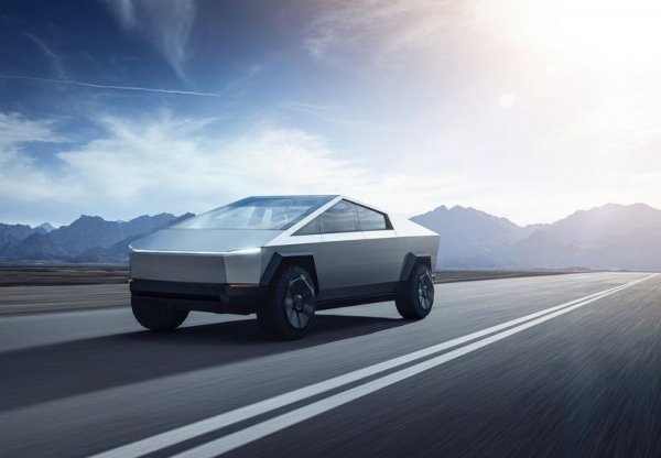 Проблемът с работата на Supercar Blondie е, че е трудно да останеш влюбен в една кола твърде дълго. Ето защо иска да запълни гаража си с нов модел. Но какъв? Какво би могъл да иска някой, карал ексклузивни автомобили като Bugatti L'Or Blanc и Pagani Hermes Edition? Blondie може да ни е подсказала в едно нейно видео, което публикува наскоро. В него тя се отправя към дилър на Tesla и внася депозита от 100 долара за Tesla Cybertruck. Като се има предвид, че електрическият пикап има задвижваща система и технология от бъдещето, ускорява до 100 км/ч за 2,9 сек благодарение на трите си електромотора, този автомобил определено ще й пасне.