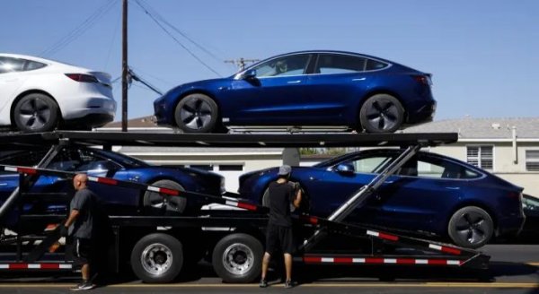 В началото на 2020 година Мъск обяви, че доставките през годината "уверено ще надхвърлят" 500 000 бройки. В интерес на истината Tesla пропусна тази цел с нищожната разлика от 450 автомобила, и като се има предвид, че през годината имаше принудително спиране на производството заради Covid-19 и блокади на основни пазари, това е достатъчно добро постижение. 
Компанията подобри рекорда си за тримесечие с над 40 000 бройки, като в последната четвърт на 2020 достави 180 570 коли. 
Разбира се, Tesla все още е далеч от обещанията на Мъск, направени през 2016. Тогава той предрече 650 000 продадени автомобила през 2019 и над един милион през 2020. 
