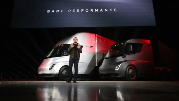 Tesla обяви намерението си да прави товарни машини през 2017 с премиерата на прототипа на влекача Semi. Тогава срокът за първите доставки бе 2019. През 2019 компанията записа в прогнозата си за 2020, че очаква да произвежда "големи количества" от Semi. През април 2020 срокът бе преместен за 2021. Компанията има няколко хиляди предварителни поръчки за влекача (струващ между 150 000 и 200 000 евро) от гиганти като Pepsi, Anheuser-Busch и Walmart. 
