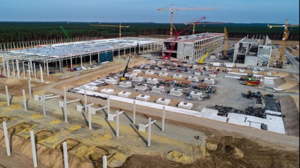 През ноември 2019 Илон Мъск съобщи, че Tesla ще построи европейската си "Гигафабрика" край Берлин, и през отминалата година компанията действително напредна много в това отношение (ако не броим принудителните спирания на строежа заради неплатени сметки за вода и заради жалби на природозащитници). Последно Мъск уточни, че германската фабрика ще тръгне през юли 2021 и ще прави Model Y. 
Предприемачът избра и мястото за новата си фабрика в Щатите, където ще се прави Cybertruck. През юли Мъск се спря на Остин, Тексас, и през август строителството вече бе започнало. 
