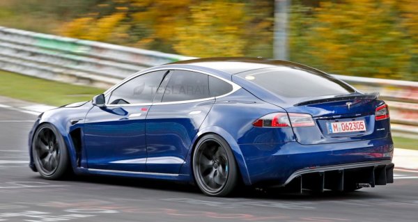 Още през 2015 Илон Мъск обеща компанията да произведе автомобил с 1200 км обхват до 2020 година. Оттогава обсегът постепенно расте, но още е далеч от тази цел - в момента Model S може да измине до 647 километра с едно зареждане, по тестовия цикъл на ЕРА. 
Тази есен компанията планира да пусне Model S Plaid, който ще е способен на 835 км. 
