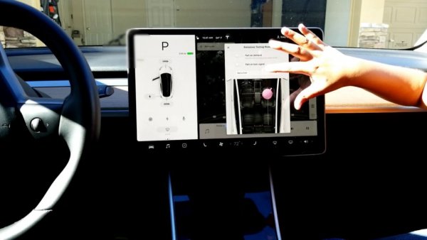 Немалко идеи в Tesla са тръгнали просто от случайно хрумнал на Илон tweet. Така беше с обещанието му през август автомобилите да могат да свирят джаз и инструментална музика през външните си говорители. Мъск изпълни това обещание за коледните празници, като пусна ъпдейт, позволяващ на собствениците да променят звука на клаксона си, и вместо предупреждаващо пешеходците бръмчене да свирят музика. Или имитация на пръдни. Според личните вкусове. 
