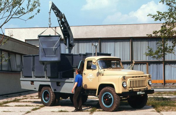 В СССР е имало и по-необичайни варианти на боклукчийски камиони. Като например тази машина, събиращата самите контейнери. Товарният й отсек, оборудван с дистанционно управляван кран, можел да побере до 8 контейнера за смет.