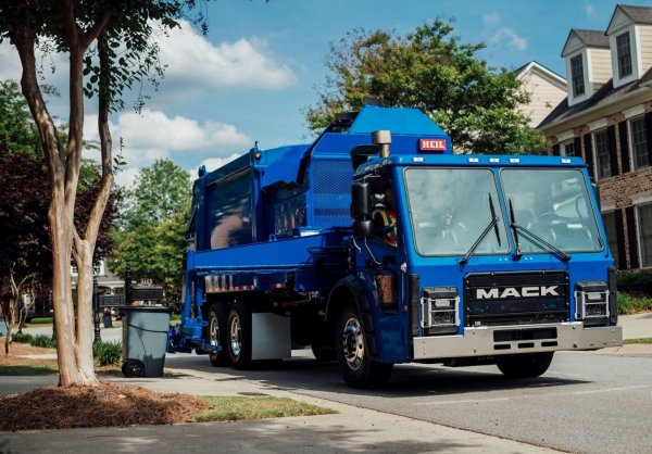 Едно от последните значителни нововъведения в конструкцията на сметосъбирачите се появява през далечната 1969 г. в САЩ. Първият автомобил с автоматично странично натоварване е представен в Скотсдейл, Аризона. Този камион за боклук можел да товари 1135-литрови контейнери, като отнемало само 30 секунди, за да вдигне един такъв товар. В същото време шофьорът на колата дори не напускал кабината. Тази система се използва в Щатите и до днес.