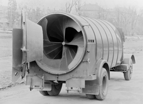 В следвоенна Германия, компанията KUKA пуснала свой вариант на боклукчийски камион с необичайна роторна преса. В нея въртящата се цилиндрична част вътре в тялото, благодарение на винтовите водачи, автоматично компресирала отпадъците и когато се обърнела, можела лесно да ги изхвърли на сметището.