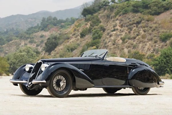 Това е един от едва 5-те произведени такива модела. Преди два години дръзки апаши задигат този зашеметяващ автомобил от моделната 1938-ма от паркинга на хотел в САЩ с ремаркето, в който е натоварен на път за студио, където да бъде реставриран. ФБР успява да проследи апашите и спасява антиката. Моделът е продаден от Gooding & Company на търга в Пебъл Бийч през август.
