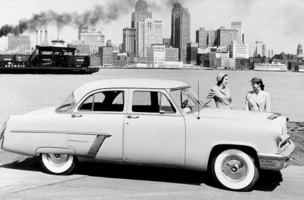 Ford Canada произвежда Mercury под марката Monarch в Канада между 1946 и 1961 г. От 1975 г. Ford сглобява Mercury Monarch в САЩ, по-луксозна версия на американския Ford Granada. Monarch се предлага на пазара като отделна марка, със собствени имена на моделите, включително Richelieu, Lucerne and Sceptre.

Автомобилът се произвежда в няколко версии на каросерията, а също така с 2 и 4 врати. Моделната гама Monarch е спряна през 1958 г., когато е представен Edsel, но лошото му приемане кара Ford да върне Monarch през 1959 г. След спад в продажбите на коли от средния ценови диапазон в началото на 60-те век и въвеждането на Ford Galaxie с подобна цена, марката Monarch отново е спряна след моделната 1961-ва, с приблизително 95 450 произведени бройки за 15 години.
