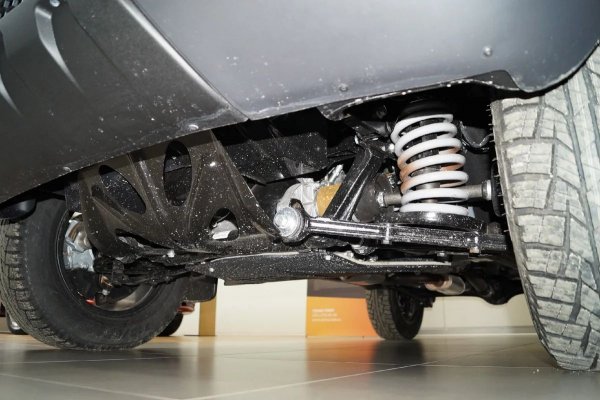 През 2016 година, заводът модернизира окачването и спирачната система по 12 позиции, като замени лагерите на колелата, изискващи регулиране, с необслужваеми. Нещата се подобриха, но като цяло окачването се нуждае от преглед на всеки 40 - 50  хиляди километра. 

Сред слабите места са самите пружини и амортисьори и сферичните шарнири. Ресурсът на консумативите на спирачната система е малък.

Внезапните откази на важни агрегати при малък пробег са редки. Но във всеки момент нещо може да бъде оборено от дребни неща: например моторчето за чистачки на предното стъкло или вътрешната вентилация.