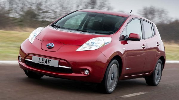В случая става въпрос за първото поколение на Nissan Leaf, това, което се произвежда от 2010 до 2017 г. и което допринесе по фундаментален начин за разпространението на електромобилите по цял свят. Компактният хечбек със 109 к.с. се предлага употребяван, като цените започват от 8000 евро, но за най-новите и поддържани екземпляри са необходими и 15 000 евро.

Цена 8000-15 000 евро

Среден пробег на по-старите екземпляри: 72 000 км

Мощност: 109 к.с.

Батерия 24 и 30 кВт/ч

Автономност 200-250 км (NEDC)

Период на производство: 2010-2017 г.