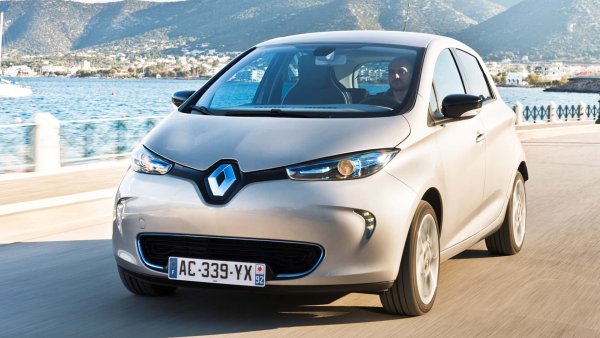 Друга класика е Renault Zoe - компактният френски автомобил, произвеждан от 2012 г., който намери много клиенти в Европа и се радва на търсене на старо. За първите екземпляри се искат 8500 евро, а цените на моделите преди обновяване през 2017 г. достигат до 12 000 евро.

Цена: 8500-12 000 евро

Среден пробег на по-старите екземпляри: 63 000 км

Мощност: 77, 88, 92, 108 и 135 к.с.

Батерия 22, 41 и 52 кВт/ч

Автономност 210, 240, 403 км (NEDC) – 175, 300, 316 и 386 км (WLTP)

Период на производство: 2013-досега