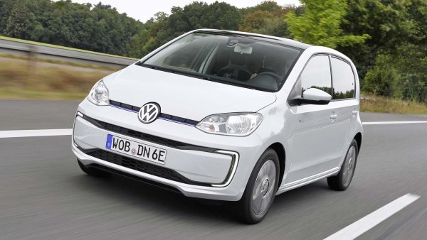 Volkswagen e-up!, заедно с по-рядко срещаните братовчеди Seat Mii electric и Skoda Citigoe iV, влиза с право в този списък с евтини употребявани електрически автомобили, като цените започват от 13 000 евро и достигат до 20 000 евро. Трите градски автомобила с пет врати са с мощност от 83 к.с. и с пробег от 180 до 260 км.

Цена: 13 000-20 000 евро

Среден пробег на по-старите екземпляри: 30 000 км

Мощност 82 и 83 к.с.

Батерия 16,4 и 32,3 кВт/ч

Автономност: 180,251,257 и 260 км (WLTP)

Период на производство 2013-2019 г.