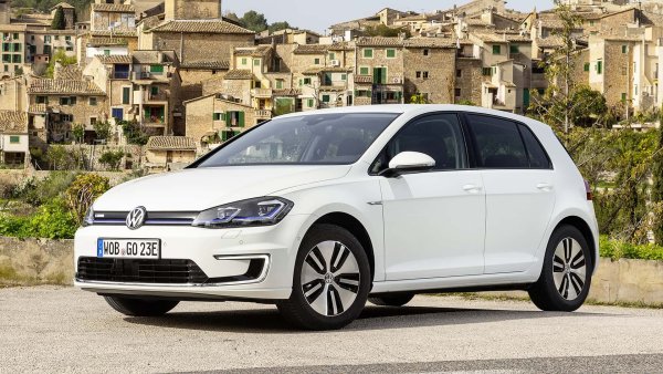 Връщаме се във Волфсбург с Volkswagen e-Golf - електрическият Golf от седмо поколение, произведен в две различни серии с увеличаващ се капацитет на батерията и мощност. На пазара втора употреба има някои екземпляри, започващи от 15 000 евро, докато последните достигат 25 000 евро.

Цена: 15 000-25 000 евро

Среден пробег на по-стари екземпляри: 53 000 км.

Мощност 115 и 136 к.с.

Батерия: 21,1 и 31,5 кВт/ч

Автономност 190 и 300 (NEDC) - 231 км (WLTP)

Период на производство 2014-2020 г.