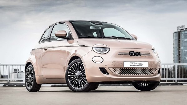 Електрическият Fiat 500 е „най-младият“ от електрическите автомобили, който може да се намери употребяван на добра цена. Необходими са обаче поне 17 000 евро, като при коли с по-малко километри и по-оборудвани цената достига и 30 000 евро.

Цена: 17 000-30 000 евро

Среден пробег на по-старите екземпляри: 21 000 км

Мощност 95 и 118 к.с.

Батерия 21,3 и 37 кВт/ч

Автономност 190, 304, 308, 311, 322 и 331 км (WLTP)

Период на производство 2021-досега
