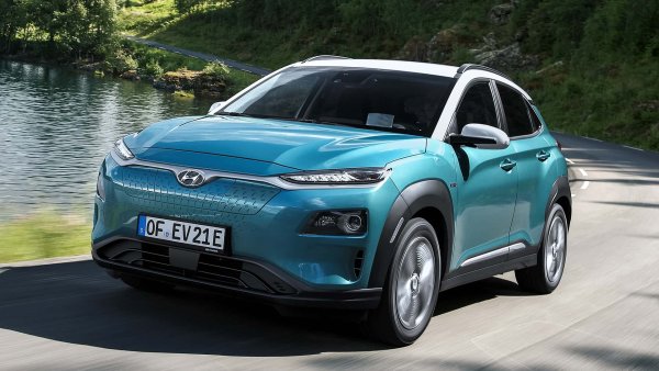 Hyundai Kona Electric привлече мнозина още при появата си през 2018 г. благодарение на пробега си, който е над сревния. Употребявана Kona се намира на цени, започващи от 21 500 евро, като това се отнася дори за автомобили с голям пробег.

Цена: 21 000-35 000 евро

Среден пробег на по-старите екземпляри: 50 000 км

Мощност 136 и 204 к.с.

Батерия 39,2 и 64 кВт/ч

Автономност: 305 и 484 км (WLTP)

Период на производство 2018-2023 г.
