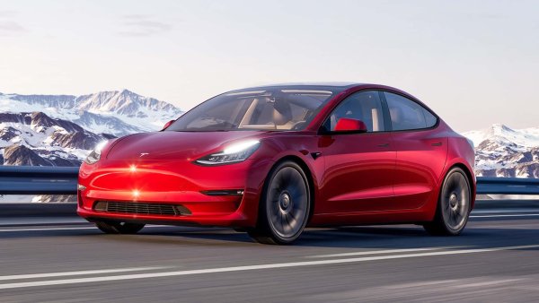 Tesla Model 3 е колата, която промени историята на американската компания, като е и електромобилът, който беше желан от най-много хора преди появята на Model Y. Пазарът втора ръка е пълен с предложения, като цените започват от 29 000 евро, но при най-новите бройки достигат 50 000 евро. Tesla също продава употребявани Model 3, като тук цените са по-високи и тръгват от 36 000 евро.

Цена 29 000/-50 000 евро

Среден пробег на по-старите екземпляри: 76 000 км

Мощност 283, 306, 325, 440 и 534 к.с.

Батерия 52, 58, 60, 65, 75 и 79 кВт/ч

Автономност 409, 448, 491, 530, 547, 560, 567, 600, 602 и 614 км (WLTP)

Производствен период 2018-досега