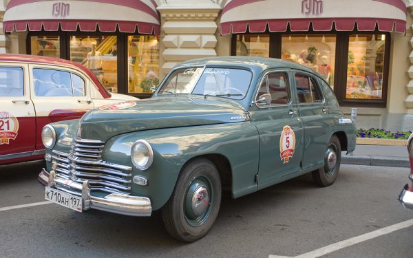 Първият наистина масов съветски автомобил и първият със самоносеща конструкция. Технологично "Победа" е до голяма степен пресъздадена на базата на завладените през войната планове за бъдещ Opel Kapitan. Но дизайнът е променен съществено от руснаците (някои наблюдатели откриват в него прилики с американския Nash Ambassador от 1942). Конструкторите на ГАЗ, водени от Андрей Липгарт, добавят и доста технологични новости, като хидравлично усилените спирачки например. 
