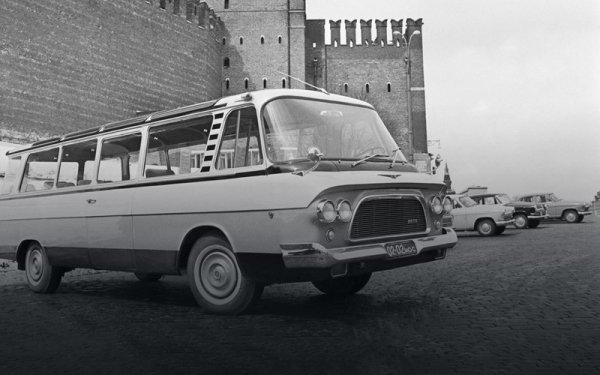 Този автобус е създаден почти като самоделка в Завода на името на Лихачов - конструкторите го разчертали в свободното си време, ползвайки платформата от правителствената лимузина ЗИЛ-111. Но, както се случва понякога в живота, ентузиазмът компенсирал бързината и липсата на планове и ресурси. 
