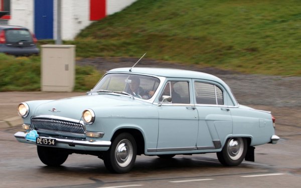 Това бе автомобилната мечта на Източния блок - колата, която се пада само на успелите в живота. Огромни извити стъкла, просторни седалки, внушителен багажник, 15-цолови джанти, 60-литров резервоар, мощен радиоприемник... Даже има версия с тристепенна автоматична скоростна кутия - небивал лукс за 1956 година, когато моделът се появява за пръв път. Освен това първата Волга има централизирано смазване на предното окачване, вместо да лежите отдолу с гресьорката като при Москвич. 
