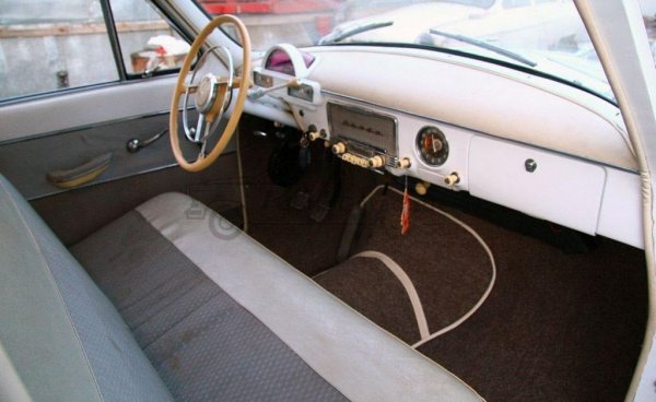 През 1965 моделът е обновен, буквата М отпада от името и остава само ГАЗ 21. Тогава се появяват и елегантните двуцветни купета по американски образец с хромирани рамки на стъклата. Двигателите стават по-мощни - по 80 и 85 конски сили (само версиите за износ в Западна Европа се снабдяват с агрегати Perkins, Rover и Peugeot-Indenor). В съветското кино на тази Волга се пада ролята, която в американското играят розовите модели на Cadillac. Произведени са общо 639 478 бройки до 1970, когато на смяна идва ГАЗ-24.

