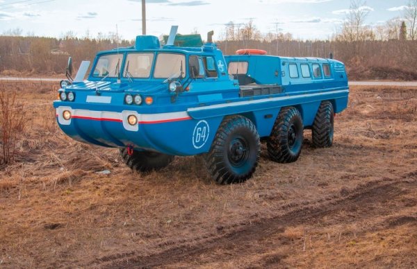 Това е поредното доказателство, че съветската индустрия може и да не я биваше особено в създаването на удобни стоки за масово потребление, но пък нямаше грешка, когато ставаше дума за специализирани машини в малки серии и без съображения като цена и стойност на поддръжката. 
ЗИЛ-49061 е триосна амфибия, построена на базата на всъдехода ЗИЛ-4906 през 1975 година. Първоначално е разработена за проекта "Синя птица" - програма за издирване и спасяване на приземили се екипажи от космонавти. 
