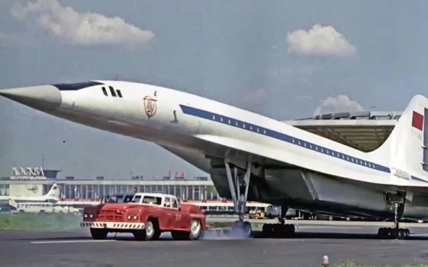 Всъщност МАЗ-541 е самолетен влекач - разработен така, че да внушава на пристигащите в СССР чужденци увереност в съветското техническо превъзходство. Може да тегли до 85 тона. И има два волана - един за движение напред и един назад. Когато трябва да смени посоката, водачът просто се премества на задната седалка. 
