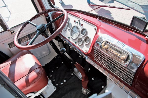 През 1956 първите серийни ЗИС-127 започват да обслужват линията Москва - Вязма. По-късно се появяват и в Талин, Ленинград, Рига, Минск. Машината е харесвана, но се оказва, че не отговаря на международните стандарти - твърде е широка. Произведени са само 851 екземпляра, преди проектът да бъде спрян. 
