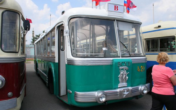 Още един забележителен, но и несъвсем обмислен проект, този път още от 50-те години. Сложното име е съкращение от "Соколнически екскурзионен тролейбус за нуждите на Всесъюзната селскостопанска изложба". Соколники е адресът на вагоноремонтния завод СВАРЗ, който е натоварен с поръчката да създаде "най-добрия тролейбус в света" за голямото изложение. 
