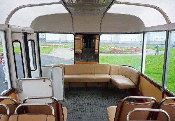 Конструкторите изпълняват задачата и даже малко се престарават - тролейбусът се получава свръхлуксозен, с огледални стени, полупрозрачен покрив с щори за по-светъл салон, 32 велурени седалки и килим по пода. Цената обаче се оказва такава, че серийното производство е ограничено на 480 екземпляра. 
