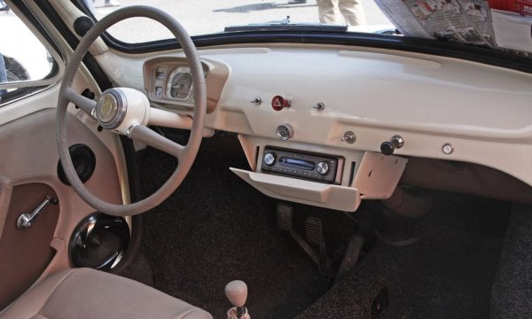 Плоското дъно позволява на дребния автомобил, визуално откраднат от Fiat 600, да се провира на места, където по-тежки машини затъват. Предните и задните стъкла са взаимозаменяеми. Вратите се отварят назад, вместо напред. Одометърът е с 6 цифри, защото измерва изминатото разстояние не в километри, а в стотици метри. 

