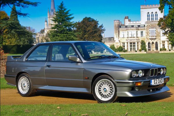 Наречен на пистата Sebring International Raceway близо до едноименния град във Флорида, този необичаен сив цвят е използван за първи път в BMW M5 E34 през 1988 г.
