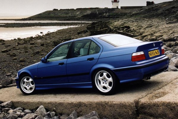 Писта "Ещорил" (официалното име е Aut&oacute;dromo Fernanda Pires da Silva) се намира до едноименния португалски град и BMW използва синия цвят за първи път през 1995 г. в M3 E36.
