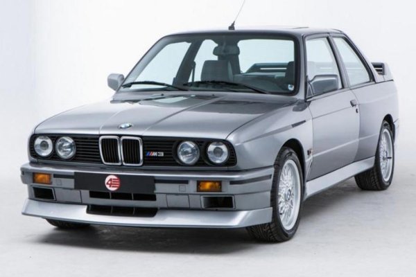 M3 E30 Evolution II също така служи за дебюта на цвета Nogaro Silver Metallic, металически сив цвят, който носи името си от френския град, където се намира писта "Пол Арманяк", позната и като "Ногаро".
