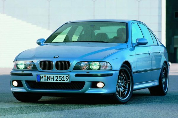 Една от най-известните писти в света, "Силвърстоун" в Англия, също има своя дял сред цветовете на BMW.
