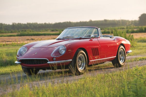 Ferrari никога не са предлагали открита версия на 275 GTB/4. Затова знаменитият им американски вносител Луиджи Кинети тайно поръчва на Серджо Скалиети да му изработи десет бройки. Те носят емблемата на поддържания от Кинети North American Racing Team. Една от тях бе пусната на търг през 2013 и счупи тогавашния абсолютен световен рекорд с цената си. 
