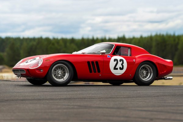 Единствената изненада в търга на RM Sotheby's през 2018 бе, че Ferrari не откупи този автомобил за собствения си музей. Родена първоначално като Серия 1, по-късно тази кола получава купето от по-търсената днес Серия 2, участва в множество състезания и печели в своя клас в легендарното Targa Florio. 
