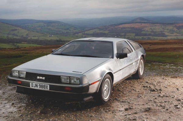 Не е толкова боклук, колкото обикновен средняшки автомобил. Когато обаче изглеждате като научно-фантастична спортна кола с врати тип „крича на чайка“ и с каросерия от неръждаема стомана би трябвало да имате поне средна производителност, отлично управление и добра скоростна кутия. 

Нито едно от тези неща не присъства, но автомобилът все пак натрупа сериозна маса от верни фенове. Това, разбира се, се дължи на участието му в „Завръщане в бъдещето“, където играе роля на машина на времето. Дори в наши дни по цял свят има клубове на собствениците на DeLorean, които са издигнали тази кола в култ.