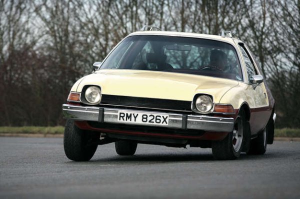 Карикатура с две врати, леко напомняща на спускаем апарат към Луната, AMC Pacer беше иновативен опит да се отдалечат американците от мантрата &bdquo;голямото е красиво&ldquo; с компактна кола, проектирана отвътре навънq за да бъде удобна, просторна и стилна за зареждане. Първоначално тя беше оборудвана с 3,8-литров двигател, който едва можеше да задвижи колата, тъй като беше толкова тежък, че чупеше кормилното управление на ранните бройки от модела.

Освен това колата беше адски &bdquo;лакома&ldquo; за гориво, но големият проблем всъщност беше лошото управление. Затова и Pacer не успя да постигне каквито и да успехи, но пък придоби култов статут благодарение на участието си във филми като &bdquo;Светът на Уейн&ldquo;. И мнозина я определяха като &bdquo;кола за маниаци&ldquo;, което помогна на нейната популярност.