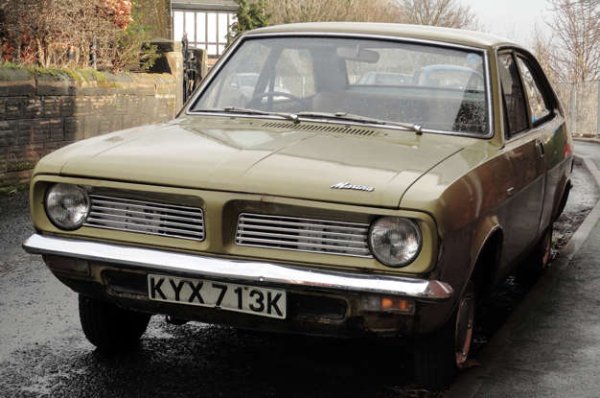 Някои от най-запомнящите се култови класики идват от исторически компании, които правят големи погрешни стъпки и Morris Marina е доказателство за това. Проектиран и произведен само за 18 месеца, той се превърна в символ на съкращаването на разходите, като получи части от вече остарелия Minor. Този автомобил беше ужасно сглобен, имаше нестабилни колела, а чистачките му тръгваха в обратна посока.

Всъщност, той представлява всичко, което компанията British Leyland направи, за да навреди на британската автомобилна индустрия &ndash; хронично лошо управление, лош контрол на качеството и чести стачки от страна на персонала заради неизпълнени обещания. Най-яркото олицетворение на този хаос е именно Marina, която стана нарицателно за ужасни коли.