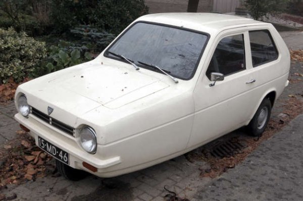 Изграден от фибростъкло и оборудван само с три колела, Reliant Robin (известен още като Пластмасово прасе) технически не беше кола. Лекото триколесно превозно средство всъщност се квалифицира като мотоциклет, но това не елиминира неговата недостатъци &ndash; недостатъчна мощност, ниска надеждност и калпава сглобка, благодарение на които попада във всяка класация за най-лошите коли в историята.

Все още обект на толкова много подигравателни закачки, Robin се превърна в неизменна част от британската култура с появата си във фирмите за Мистър Бийн, както и в други телевизионни предавания и дори в едно автомобилно щоу. И все още се среща по пътищата.