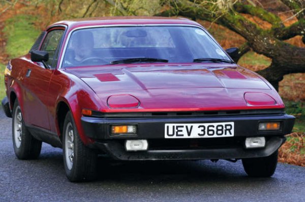 Футуристичен клин от края на 70-те, TR7 несъмнено привлече вниманието на много хора с външния си вид, но за съжаление, това беше всичко хубаво, което можеше да се каже за този автомобил. По-малко мощен от своите предшественици TR5 и TR6, той също страдаше от лоша надеждност и лошо качество на изработка (изкачащите фарове често не изкачаха, особено ако вали), а вратите бяха твърде големи, за да стоят наравно с каросерията. 

Постоянните прекъсвания на производството, благодарение на повтарящи се трудови спорове, бяха друг проблем, който дори дизайнът не можеше да прикрие. Все пак, трябва да  се признае, че при последните бройки от модела качеството беше подобрено, а се появи и версия с падащ покрив. В крайна сметка TR7 започва да се възприема като класика, родена при злощастни обстоятелства.