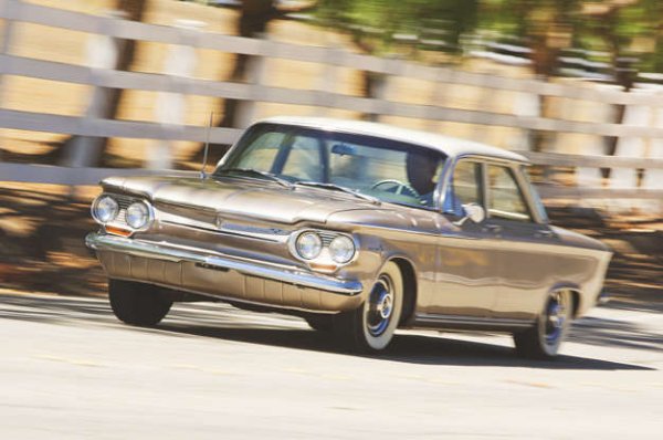 Малко лоши автомобили се радват на такава трайна репутация като Chevrolet Corvair. Той е проектиран през 50-те години на миналия век като евтино семейно комби, а едно от най-точните определения, които му дадени, е &bdquo;катастрофа&ldquo;. Големият му проблем е нестабилността, която се дължи на решението на GM да постави двигателя отзад в багажника, като той се съчетава с окачване с въртяща се задна ос.

Това е един от най-критикуваните автомобили в историята, тъй като имаше и куп други недостатъци. В наши дни обаче Corvair се радва на огромна популярност сред колекционерите, най-вероятно заради ниските и изчистени линии на каросерията, които го карат да изглежда много елегатно.