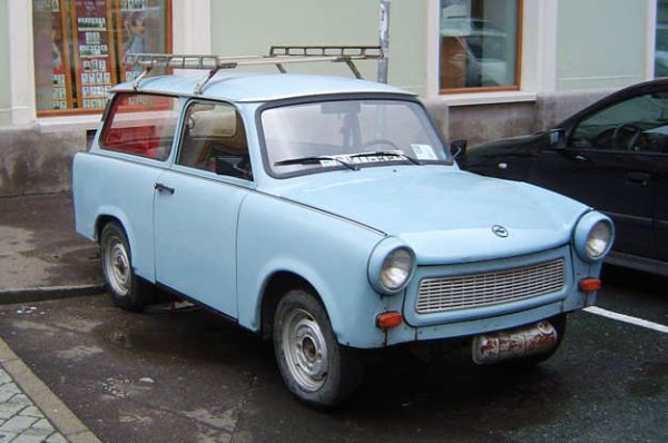 Докато в Западна Германия имаше Beetle, в Източна Германия имаше Trabant. Което в известен смисъл отразява как се развиха за двете държави. Всичко показва, че Trabant е ужасна кола. Той беше направен от пластмаса или по-точно от рециклиран памук,  качеството на изработка беше удивително лошо, надеждността липсваше, а поддръжката беше безсмислена. Към това добавете слабия и издухващ мръсотия двигател, ужасното управление и лошото окачване.

Trabant обаче се превърна в икона, засенчвайки дори Beetle в средата на миналия век. Дали заради комунистическата си история или поради факта, че западните автомобили станаха толкова често срещани по германските пътища след обединението, Trabant е може би най-погрешната кола с култ. Все още има хиляди пътя, както и безброй автомобилни клубове само в Германия. 