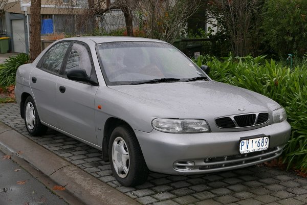 Дълги години Daewoo бе корейският партньор на General Motors. Но през 1996 джойнт-венчърът бе прекратен и корейците изведнъж се оказаха принудени спешно да създават своя собствена моделна гама. Nubira е добър пример как се правеше това: за инженерната част бе привлечен бившият шеф в BMW Улрих Бец, дизайнът бе поверен на института I.DE.A в Италия, но сроковете за всичко бяха смайващо кратки - едва 30 месеца. 
Крайният резултат бе неугледна кола с глупаво име, отчайващо анемичен 4-цилиндров мотор и доста посредствен интериор, сглобен набързо. Шумоизолацията бе нищожна, а моторът заради лошия монтаж предаваше доста вибрации в купето. Дори седалките в първото поколение често се чупеха. През 2000 година с фейслифта корейците оправиха повечето недостатъци, но пък азиатската финансова криза ги налегна здравата и в крайна сметка GM се завърна, вече като собственик. 
