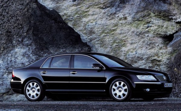 Този автомобил дължи съществуването си на сложните маниакални обсесии на един човек: Фердинанд Пиех, внука на Фердинанд Порше и бивш шеф на концерна Volkswagen. Противно на общоприетата логика, той реши, че "Народната кола" ще създаде модел, с който да се конкурира с Mercedes S-class и BMW Серия 7 - независимо, че в гамата му вече имаше Audi А8, създадено със същата цел. 
