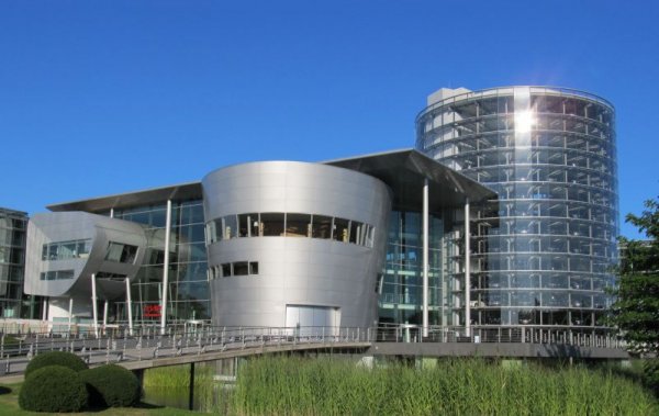 Най-интересното е, че Phaeton не ползваше почти нищо от технологичната основа на А8 - включително и алуминиевата му архитектура. В резултат на това не само бе баснословно скъп за разработване, но и тежеше с почти четвърт тон повече от аудито. 
За да му отдаде дължимото, Пиех построи за Phaeton специална ултратехнологична стъклена фабрика. Но тя така и не заработи с пълния си капацитет, защото Фердинанд бе пропуснал една дреболия. Неговият Phaeton бе отлично измислена, качествено направена и много комфортна кола, а версиите със сложния W12 двигател бяха и впечатляващо бързи. Но цената клонеше към шестте цифри, а хората, които пазаруват в този сегмент, не желаят на колата им да пише Volkswagen. 
